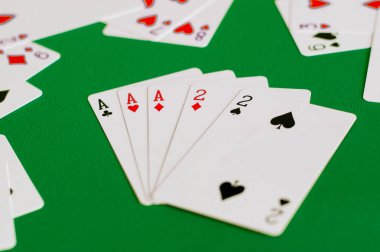 Ful as ve iki poker kart yeşil arka planda
