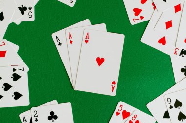 Üç tür ace, poker kart yeşil arka planda