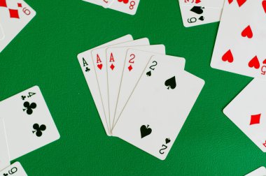 Ful as ve iki poker kart yeşil arka planda