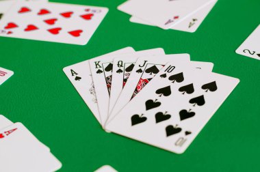 Floş Royal spade, poker kart yeşil arka planda