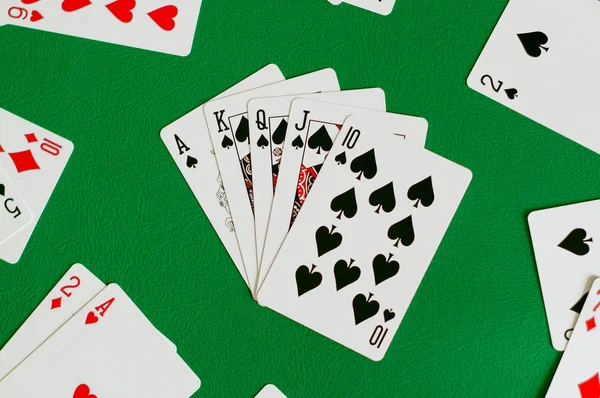 Floş Royal spade, poker kart yeşil arka planda