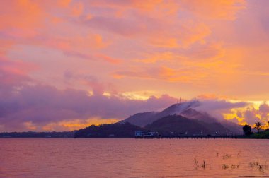 Alacakaranlık günbatımı ve Dağı'nda Tayland