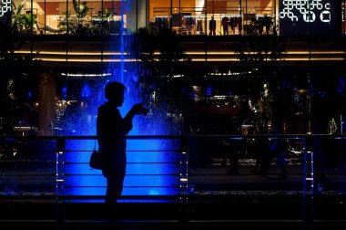 güzel renkli su çeşme bizzat silüeti