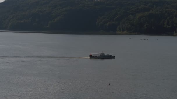 Vista Lateral Barco Cruzeiro Que Navega Lago Barco Passeio Motor — Vídeo de Stock