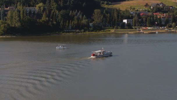 Runt Footage Från Luften Kryssning Båt Seglar Sjön Motor Turbåt — Stockvideo