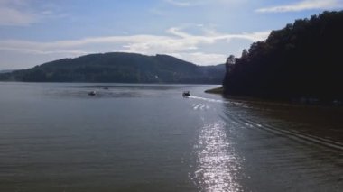 (sondaki bir yaklaşım ve drone görüntüleri sollama göl kenarında küçük motorlu tekne yelken havadan görünümü)