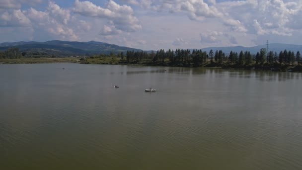 Vista Lateral Homem Remando Barco Lago Lagoa Imagens Drone — Vídeo de Stock