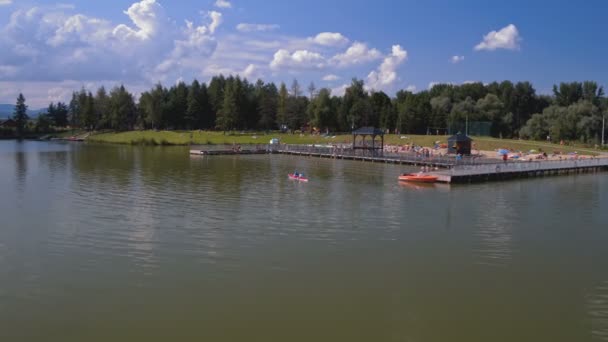 スタリ Sacz ポーランド 2018 を泳ぐ映像を空気 水で遊ぶ ビーチ ドローンからビューの残りの部分 — ストック動画