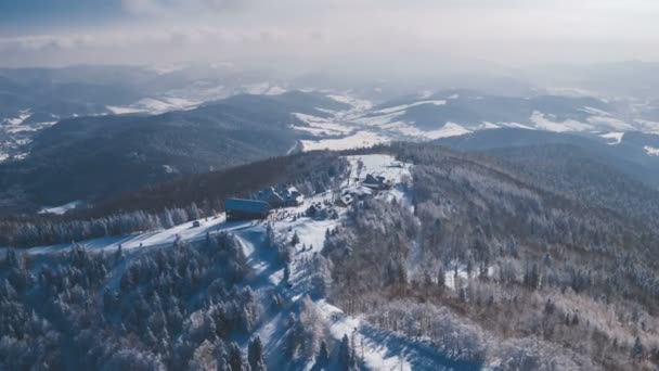 Lot Nad Przeciwko Górnej Części Stoku Narciarskiego Lesie Widok Lotu — Wideo stockowe