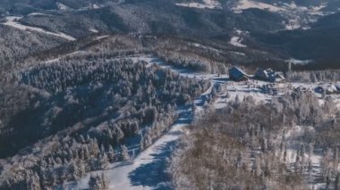 bulutlar ve orman (havadan görünümden bir dron bir kayak pisti üzerinde uçuş)