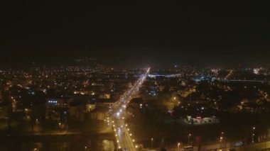 gece bir dron (ana cadde bazı trafik ve gidiş sona görüntüleri ile gelen bir şehrin havadan görünümü)