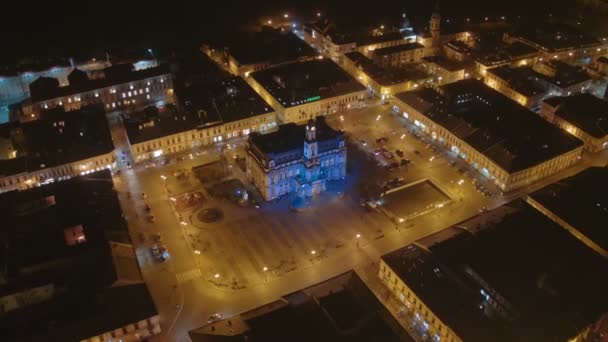 夜晚的市政厅鸟瞰图 从无人机中弹出 — 图库视频影像