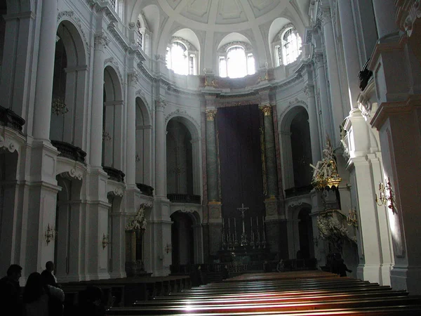 Drezno 28 marca 2002; Katholische Hofkirche (Katedra w t — Zdjęcie stockowe