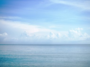 Dumanlı ve mavi deniz, sabah zamanında yukarıda sallama ile mavi gökyüzü taze hissediyorum ve rahatla, doğa güzelliğiyle.