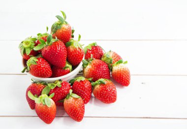 Kırmızı ahşap masa, bulanık ışık around.fresh meyve, yüksek vitamin sol tarafında, çilek ve sağlık için iyi closeup Grup.