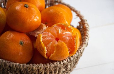 Seçici koymak dokuma sepeti, grubun bulanık portakal yanında, bulanık açık renkli, narenciye, yüksek vitamin Orange soyulmuş ve iyi sağlık için