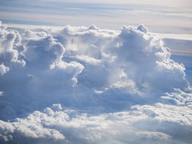 Gökyüzü Bankamatik sabah zamanında duman bulutu, güneş ışığı yansıması sallayarak bulut, güzel üstten görünüm, güzellik için doğa ile parlıyor.
