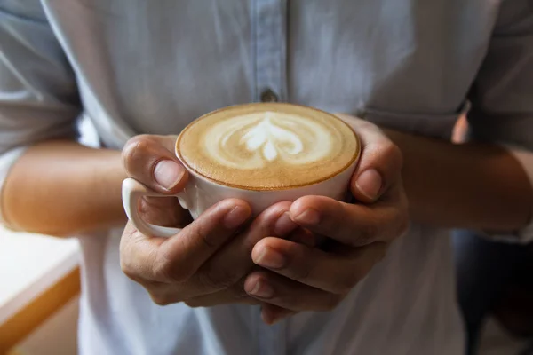 Filiżanka Kawy Zbliżenie Trzymał Przez Ludzką Ręką Filiżanka Kawa Aromatyczna — Zdjęcie stockowe