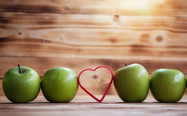 Closeup Green Apple Stack Row Red Heart Put Middle Row — Stock Photo, Image