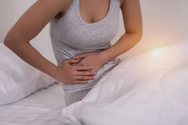 Вибірковому Фокусі Жіночого Болю Животі Або Менструальний Біль Сидить Ліжку — стокове фото