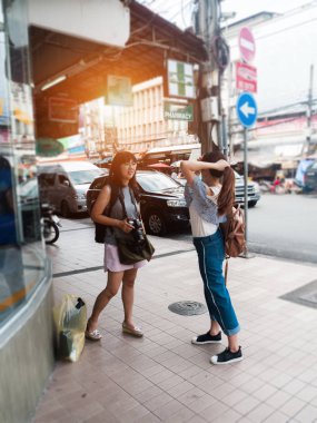 Closeup iki birlikte kaldırıma, alışveriş bölgesi, şehir merkezinde, bulanık ışık konuşurken Turizm