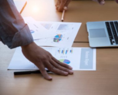 Bulanık ışık busineess işçi, iş takım toplantısı, analizi arka plan tasarım ve işletmeler tarafından yatırım grafik ve rapor hakkında bilgi Tartışmak.