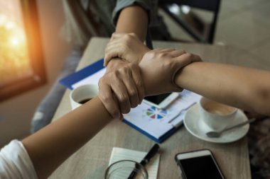 Takım çalışması, iş el seçici işbirlikçi kavramı, başarılı ve team.meeting birlik proje, etrafında bulanık ışık.