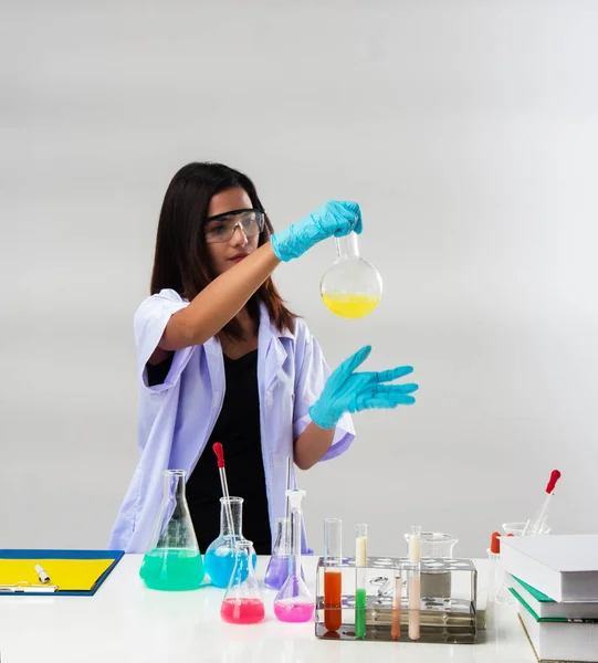 Química Gafas Protectoras Que Trabaja Por Tubo Ensayo Con Reactivo — Foto de Stock