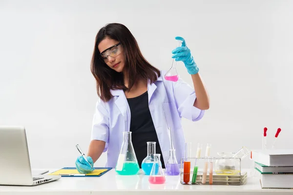 Chemik Ochronne Okulary Praca Przez Probówki Odczynnikiem Laboratorium Ona Jest — Zdjęcie stockowe