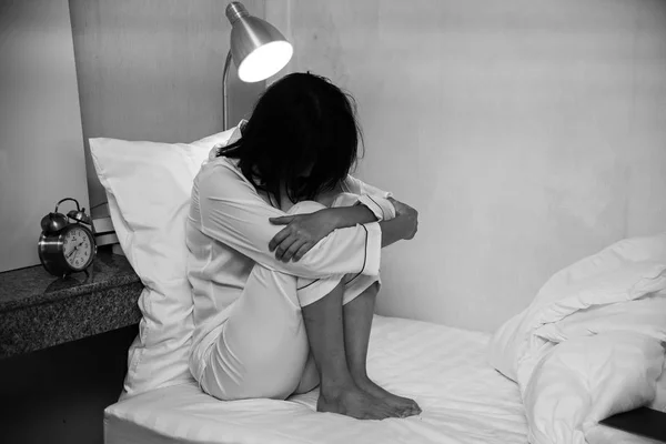 Θλίψη Γυναίκα Κάθεται Στο Κρεβάτι Είναι Λυγίσει Πρόσωπο Κάτω Και — Φωτογραφία Αρχείου