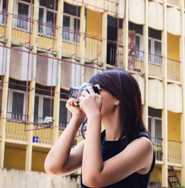 Señora Con Gafas Sol Está Tomando Una Foto Por Cámara — Foto de Stock