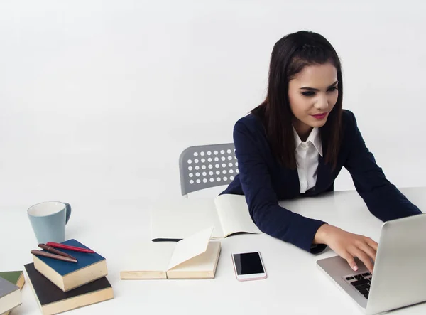 Wanita Bisnis Bekerja Kantor Jam Dengan Laptop Ponsel Dan Buku — Stok Foto