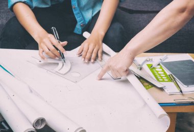 Sanat tasarım arka plan, patron project.hand üzerinde çalışan mimar kağıt, iş beraberlik çizim noktası oldu,