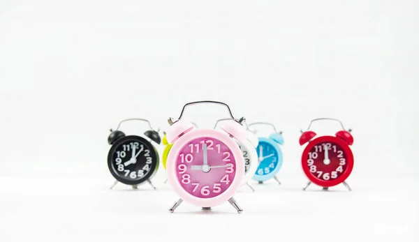 Primer Plano Del Reloj Despertador Color Rosa Puesto Delante Colorido —  Fotos de Stock