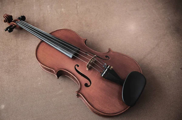 Klasik eski film tasarım arka planını keman koymak ahşap tahta, vintage ve sanat zil sesi, grenli film tarzı, etrafında bulanık ışık.