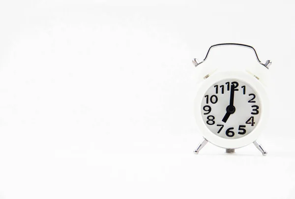Primer Plano Del Reloj Despertador Blanco Con Número Negro Dial — Foto de Stock