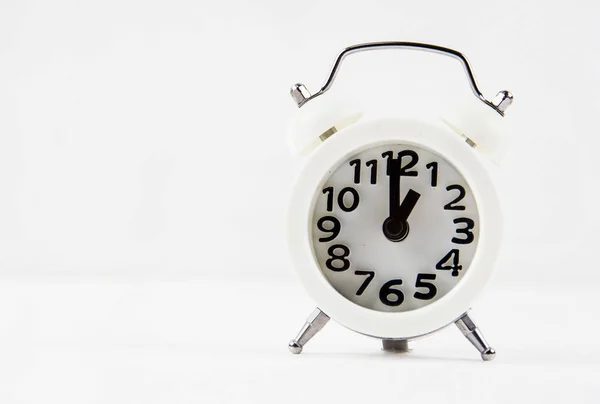 Primer Plano Del Reloj Despertador Puso Blanco Background Punto Dial —  Fotos de Stock