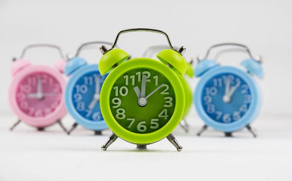 Enfoque Selectivo Del Reloj Despertador Verde Poner Fondo Diseño Luz —  Fotos de Stock