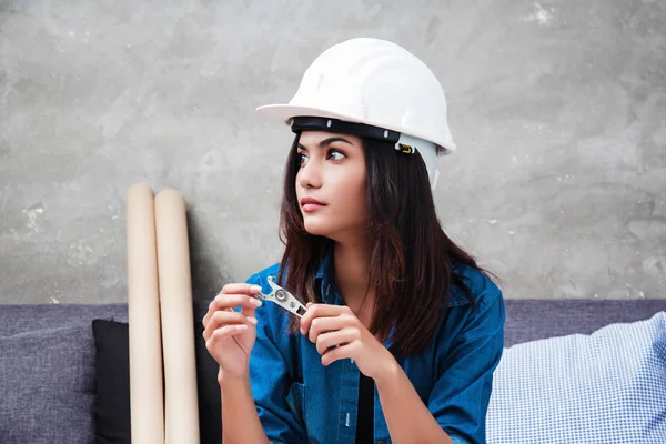 Joven Arquitecta Con Casco Seguridad Blanco Sentarse Sofá Mirando Lado —  Fotos de Stock