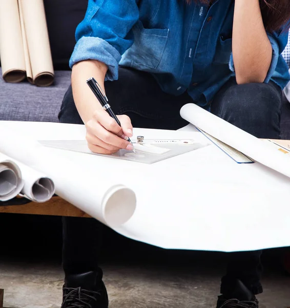 Kağıt, çizim mimar yazma proje üzerinde çalışan mimar meşgul ofis saat.