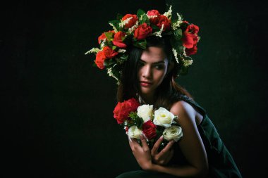 Güzellik kadın siyah sanat tasarımı arka plan elbise gül taç ve tonda, vintage ve sanat gül buket ile klasik eski film tarzı,