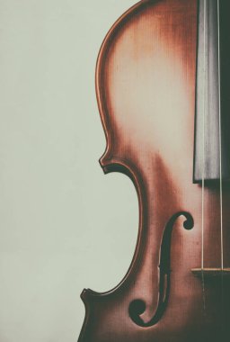 Klasik eski film tasarım arka planını beyaz zemin sağ tarafında ahşap keman yarım ön yüzü.