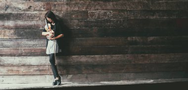 Sanat tasarım arka plan Bayan ve keman, o olduğunu keman ve yay onun kollarında tutun ve çevirmek yüz keman, vintage ve sanat tarzı bakmak için.