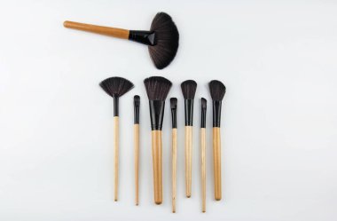 Makyaj, profesyonel fırça seti, için arka plan üzerinde göz farı, lipstic, fırça cheek,mascara,powder.beauty kavramı için varyasyon fırçalar koy kozmetik fırça seti