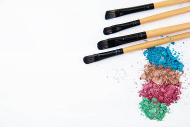 göz fırça, gösteri pigment ve glitter ürünün arka plan üzerinde renkli göz farı