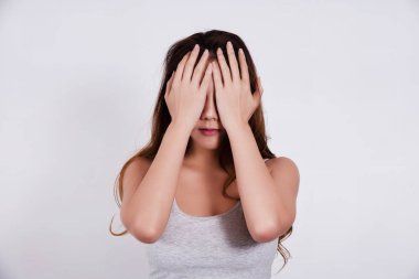 Güzellik kadını gözleri, olumsuz duygu, üzgün ve stres duygusu kapatmak için ellerini yükseltmek