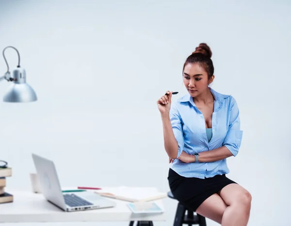 Dalam Fokus Selektif Perempuan Bisnis Bekerja Kantor Memegang Hitam Tangan — Stok Foto