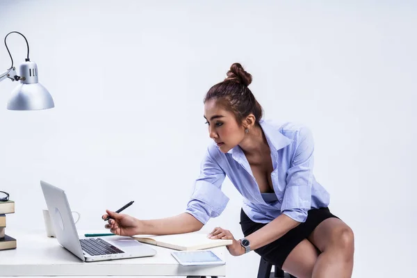 Wanita Bisnis Yang Bekerja Kantor Dia Duduk Kursi Hitam Memegang — Stok Foto