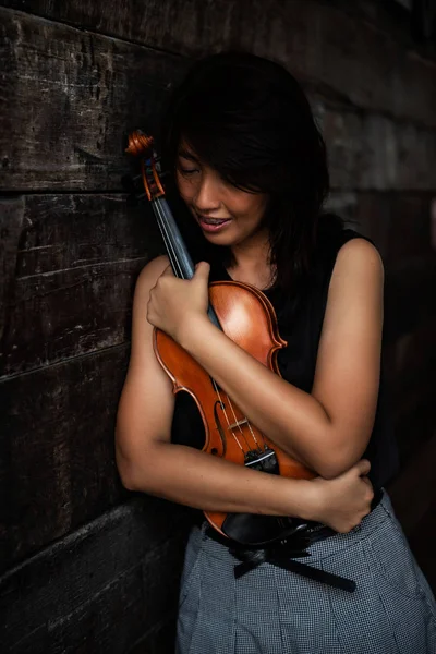 Signora Con Violino Classico Fronte Alla Superficie Grunge Carta Parati — Foto Stock