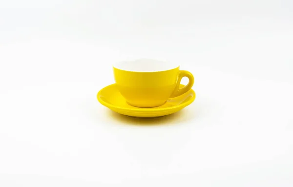 Copo Café Cerâmico Amarelo Colocado Placa Amarela Meio Fundo Branco — Fotografia de Stock